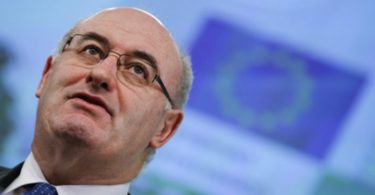 Phil Hogan deixa Agricultura e ‘agarra’ pasta do Comércio