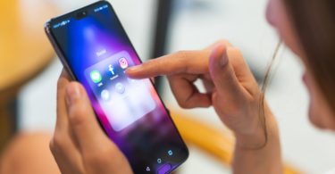 83% dos portugueses usa as redes sociais várias vezes ao dia