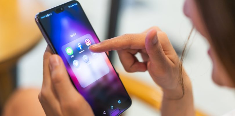 83% dos portugueses usa as redes sociais várias vezes ao dia