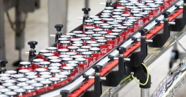 A The Coca-Cola Company pretende, até 2030, que pelo menos 25% das garrafas de vidro ou plástico sejam retornáveis ou reutilizáveis.