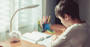 Dott apoia estudo em casa com venda de materiais educativos