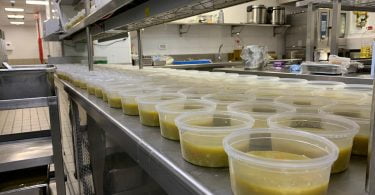 El Corte Inglés entrega diariamente sopa e fruta a associações