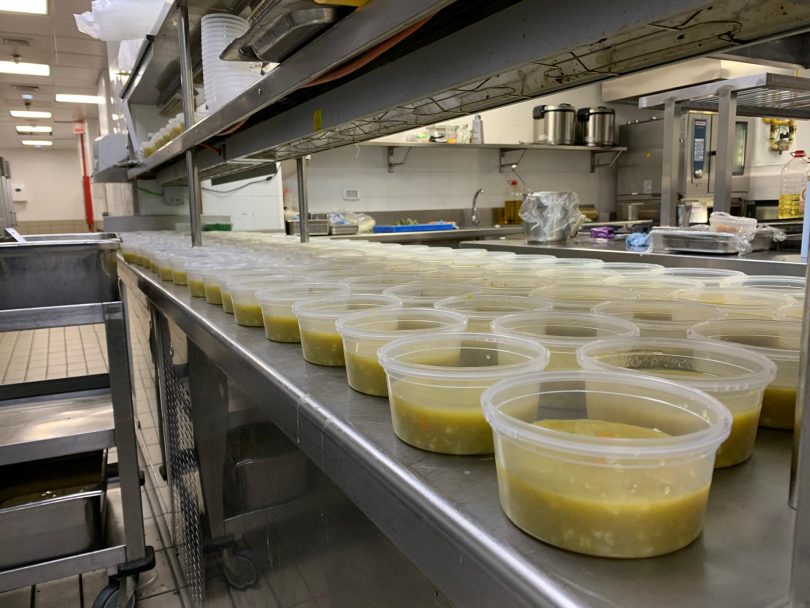 El Corte Inglés entrega diariamente sopa e fruta a associações