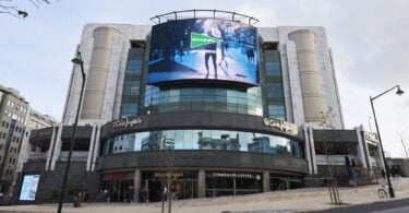O El Corte Inglés está “perplexo” com continuação de proibição de venda de moda, decoração, têxtil-lar e eletrodomésticos em grandes armazéns.