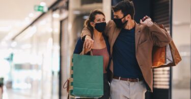 Neste ano, o número médio diário de compradores em lojas aumentou 20% em relação à média do ano anterior (2 de março a 31 de dezembro).