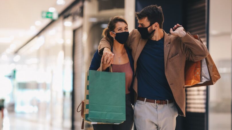 Neste ano, o número médio diário de compradores em lojas aumentou 20% em relação à média do ano anterior (2 de março a 31 de dezembro).