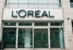 A L’Oréal Paris anunciou que tem como missão reduzir a pegada de carbono em 50% por produto final, até 2030.