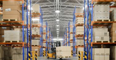 Até 2025 serão necessários mais 1,7 milhões de metros quadrados para acomodar e processar a devolução de produtos comprados online.