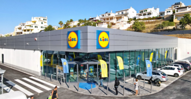 A loja Lidl de Lagos reabriu após uma renovação, sendo abastecida a partir de fontes de energia 100% renováveis.