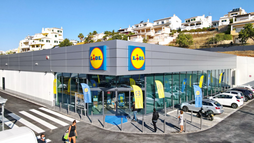 A loja Lidl de Lagos reabriu após uma renovação, sendo abastecida a partir de fontes de energia 100% renováveis.