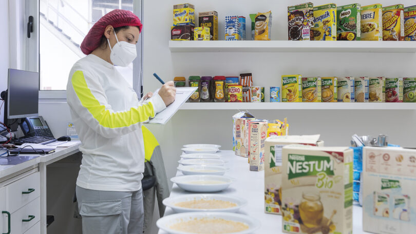 A Nestlé colaboradores revelou que é a primeira empresa em Portugal a disponibilizar a informação nutricional Nutri-Score em Braille nos rótulos.