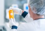A L'Oréal lançou o seu primeiro frasco cosmético feito de plástico inteiramente reciclado utilizando a tecnologia enzimática da Carbios.