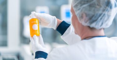 A L'Oréal lançou o seu primeiro frasco cosmético feito de plástico inteiramente reciclado utilizando a tecnologia enzimática da Carbios.