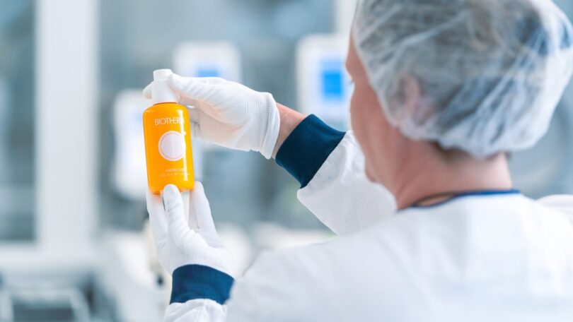 A L'Oréal lançou o seu primeiro frasco cosmético feito de plástico inteiramente reciclado utilizando a tecnologia enzimática da Carbios.