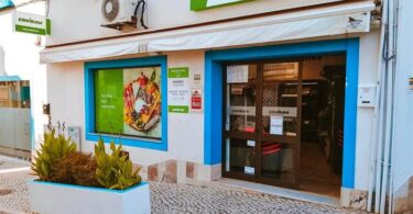 O novo supermercado Coviran abriu na freguesia de Alvor, no município de Portimão, continuando assim a trabalhar no seu plano de expansão.