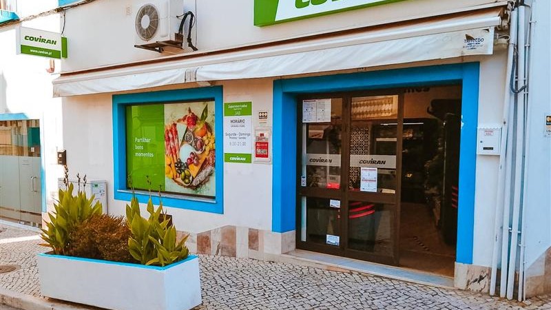 O novo supermercado Coviran abriu na freguesia de Alvor, no município de Portimão, continuando assim a trabalhar no seu plano de expansão.