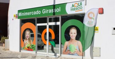 A rede Aqui é Fresco abriu uma nova loja em Portimão, o minimercado Girassol, mais concretamente na Praia da Rocha.