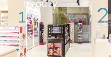 A Wells vai abrir primeira loja com conceito de beleza alargado com perfumaria, maquilhagem, cosmética e cuidados profissionais de cabelo.