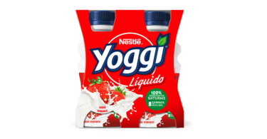 A Yoggi desenvolveu uma nova garrafa reciclável, que por ser mais pequena permite uma redução de 28 toneladas no consumo de plástico.