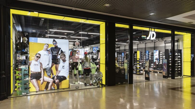 A JD Sports vai abrir a sua maior loja em Portugal, no centro comercial UBBO (Lisboa), criando 21 novos postos de trabalho.