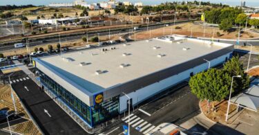 O Lidl já abriu em Portugal a sua primeira loja numa área de serviço, um novo conceito para a retalhista a nível europeu.