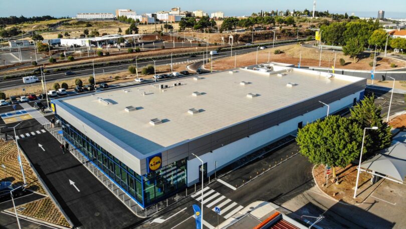 O Lidl já abriu em Portugal a sua primeira loja numa área de serviço, um novo conceito para a retalhista a nível europeu.