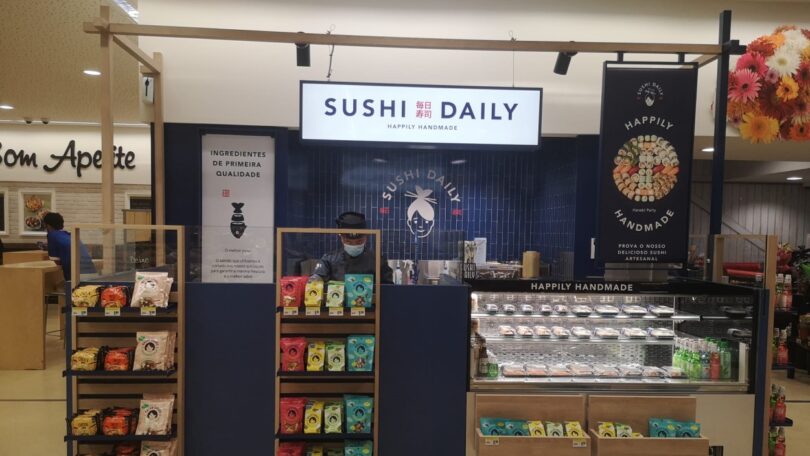 O Pingo Doce inaugurou um espaço de sushi na loja dos Olivais Shopping, em Lisboa. Este é o mais recente dos 13 quiosques Pingo Doce.