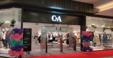 A primeira loja da C&A em Portugal, presente no CascaiShopping, reabriu com um novo visual, após meses de modernização.