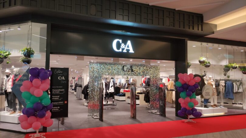 A primeira loja da C&A em Portugal, presente no CascaiShopping, reabriu com um novo visual, após meses de modernização.