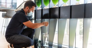 Biorreatores com microcultura de algas foram instalados na sede da Nestlé Portugal, para capturar o CO2 e transformá-lo em oxigénio.