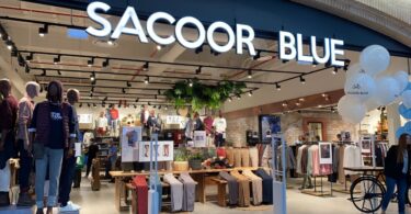 A Sacoor Blue é a nova marca do Grupo Sacoor, sendo dirigida à geração mais jovem, e tendo como foco a sustentabilidade.