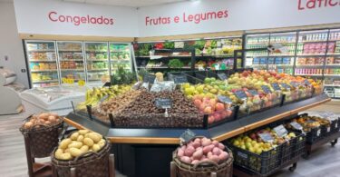 A insígnia Meu Super chegou a Samouco, no concelho de Alcochete. O novo espaço comercial tem uma área total de venda de 211 metros quadrados.