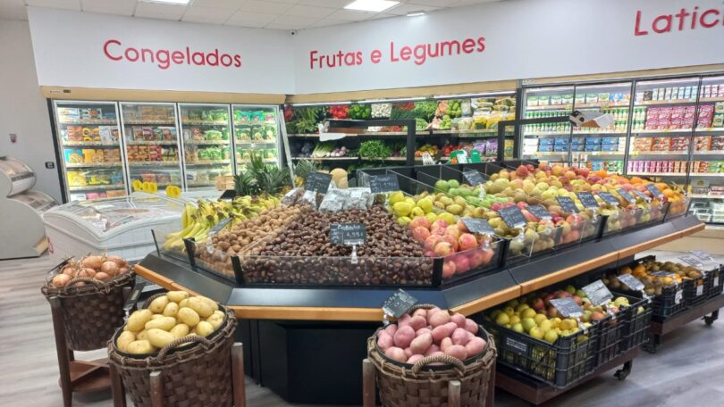 A insígnia Meu Super chegou a Samouco, no concelho de Alcochete. O novo espaço comercial tem uma área total de venda de 211 metros quadrados.