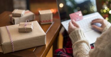 Quase 65% (64,7%) dos portugueses afirma que vai gastar menos dinheiro em presentes de Natal, face ao ano passado.