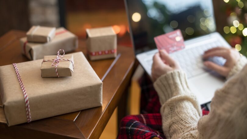 Quase 65% (64,7%) dos portugueses afirma que vai gastar menos dinheiro em presentes de Natal, face ao ano passado.