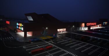 O Continente de Vila Real está agora totalmente remodelado, com 4575 metros quadrados de área de venda, 25 caixas no hipermercado, entre outras novidades.