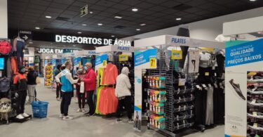 A loja Decathlon Connect foi inaugurada no centro comercial VIDA OVAR, em Ovar. O espaço conta com cerca de 525m2 e possui tecnologia QRCode.