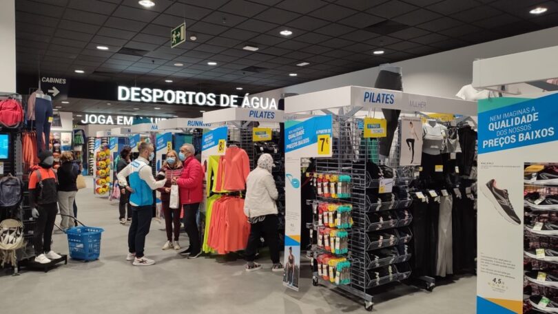 A loja Decathlon Connect foi inaugurada no centro comercial VIDA OVAR, em Ovar. O espaço conta com cerca de 525m2 e possui tecnologia QRCode.