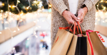 Natal: Maioria dos portugueses vai realizar compras online e em loja física