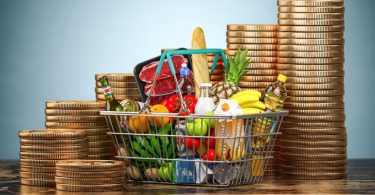 Cabaz de produtos essenciais aumentou 21 euros em seis meses