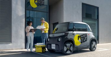 A Opel está a aumentar o leque de propostas do seu quadriciclo Rocks-e, elétrico e sem emissões, através de uma nova versão para entrega de encomendas. Em comunicado, a empresa informa que o Rocks-e KARGO oferece mais de 400 litros de volume flexível de carga e 140 quilos de carga útil.