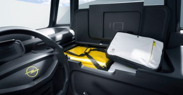 A Opel está a aumentar o leque de propostas do seu quadriciclo Rocks-e, elétrico e sem emissões, através de uma nova versão para entrega de encomendas. Em comunicado, a empresa informa que o Rocks-e KARGO oferece mais de 400 litros de volume flexível de carga e 140 quilos de carga útil.