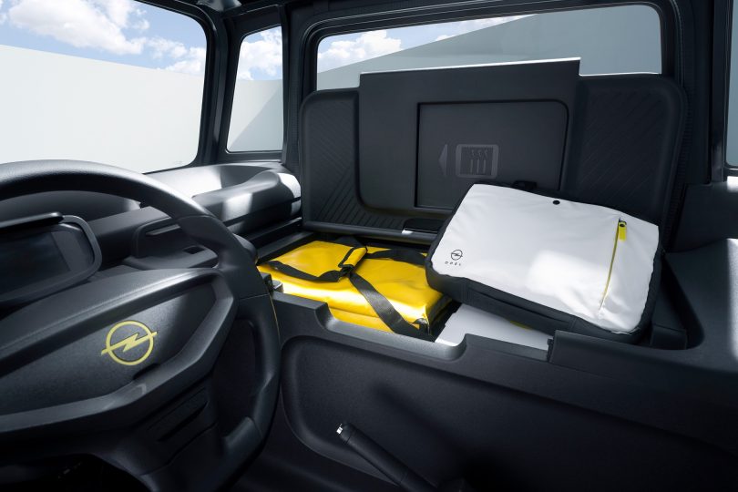 A Opel está a aumentar o leque de propostas do seu quadriciclo Rocks-e, elétrico e sem emissões, através de uma nova versão para entrega de encomendas. Em comunicado, a empresa informa que o Rocks-e KARGO oferece mais de 400 litros de volume flexível de carga e 140 quilos de carga útil.