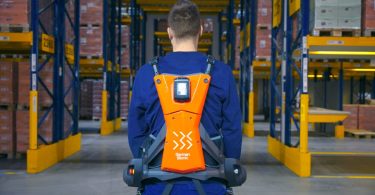 Exosqueletos ativos ajudam colaboradores da Dachser na elevação de cargas
