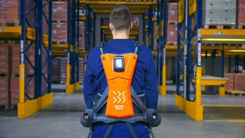 Exosqueletos ativos ajudam colaboradores da Dachser na elevação de cargas