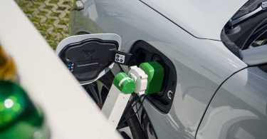 Ford testa posto de carregamento automatizado e inclusivo