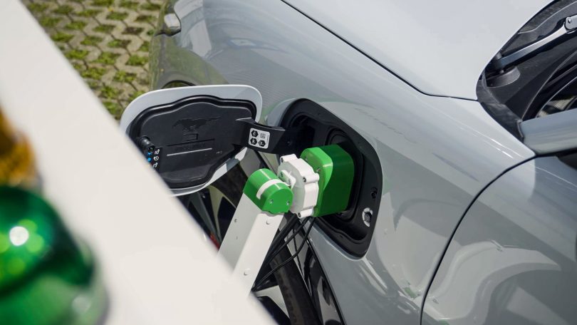Ford testa posto de carregamento automatizado e inclusivo