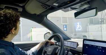 Ford testa posto de carregamento automatizado e inclusivo