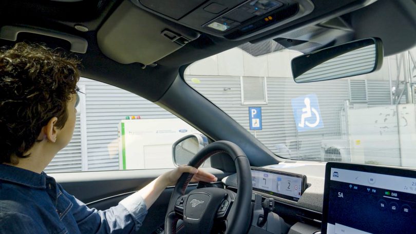Ford testa posto de carregamento automatizado e inclusivo