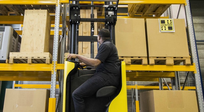 Empilhador da Hyster otimiza a produtividade em operações logísticas